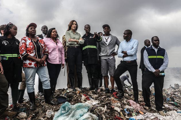 Entertainment Bilder des Tages Queen Mary of Denmark in Kenya NAIROBI, KENYA - DECEMBER 11: Queen Mary of Denmark inspects the Dandora dumpsite in eastern Nairobi, Kenya, which receives around 2,000 tons of waste daily, as part of her trip to the country and receives a briefing from officials about the site, on December 11, 2025. James Kamau Anadolu Nairobi Kenya. Editorial use only. Please get in touch for any other usage.  Copyright: x2025xAnadoluxJamesxKamaux