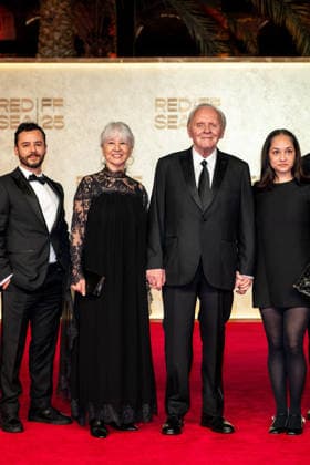 Anthony Hopkins Attend Closing of Red Sea Film Festival - Jeddah Sir Anthony Hopkins and family walk the red carpet as they attend the closing ceremony of the 5th edition of the Red Sea Film Festival in Jeddah, Saudi Arabia, on December 11th, 2025. Photo by Balkis Press ABACAPRESS.COM Jeddah Saudi Arabia  Copyright: xBalkisxPress ABACAx