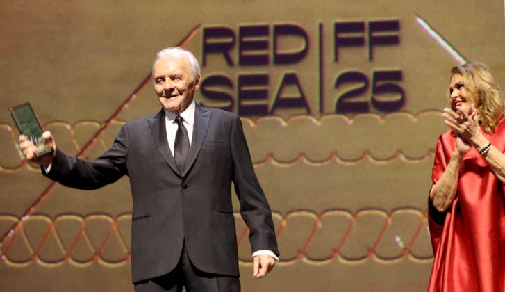 Anthony Hopkins Attend Closing of Red Sea Film Festival - Jeddah Sir Anthony Hopkins receives the Yusr Achievment Award from Egyptian star Yousra at the closing ceremony of the 5th edition of the Red Sea International Film Festival in Jeddah on December 11, 2025. Photo by Balkis Press ABACAPRESS.COM Jeddah Saudi Arabia  Copyright: xBalkisxPress ABACAx