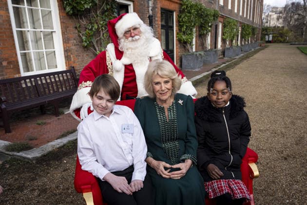 Queen Camilla hosts a Christmas Tree Decorating Event Queen Camilla hosts a Christmas tree decorating event supported by Helen and Douglas House and Roald Dahl s, Marvellous Children s Charity, at Clarence House, London, UK, on the 11th December 2025. Picture by Aaron Chown WPA-Pool London Clarence House London United Kingdom  WHA-0806