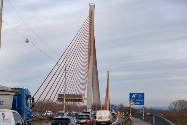 Bonn North Bridge closed to heavy vehicles from January 12 12 2025 Traffic on the Friedrich Ebert Bridge North Bridge in Bonn From January, vehicles with a gross vehicle weight of more than 7.5 tons will be banned from passing through Copyright: xBonn.digitalx xMarcxJohnx