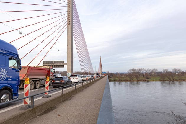 Bonn North Bridge closed to heavy vehicles from January 12 12 2025 Traffic on the Friedrich Ebert Bridge North Bridge in Bonn From January, vehicles with a gross vehicle weight of more than 7.5 tons will be banned from passing through Copyright: xBonn.digitalx xMarcxJohnx