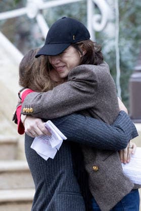 Lou Doillon et Charlotte Gainsbourg Inauguration de la passerelle Jane Birkin devant les 41 43 quai de Valmy à Paris le 13 décembre 2025 Cyril Moreau Bestimage Unveiling of the Jane Birkin footbridge in front of 41 43 Quai de Valmy in Paris on December 13, 2025 Paris France  Copyright: xCYRILxMOREAUx xBESTIMAGExCYRILxMOREAUx xBESTIMAGEx