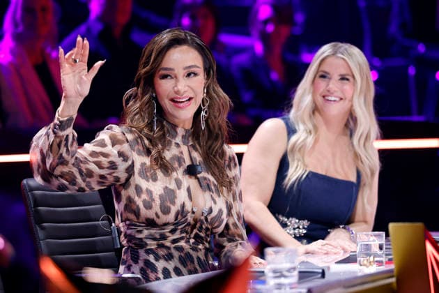 Presenter Verona Pooth and singer Beatrice Egli in the Prosieben show The Masked Singer at the MMC Studios in Ossendorf Cologne, 13 12 2025 NRW Germany Copyright: xChristophxHardtx