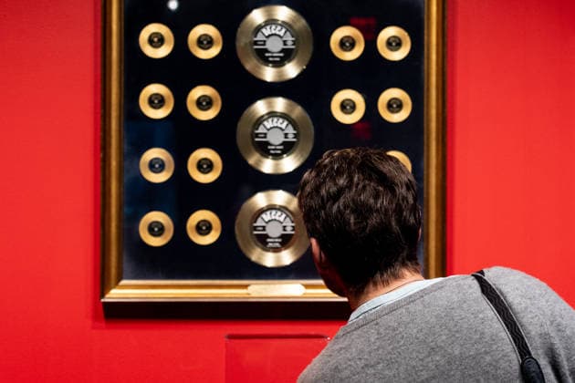 Sotheby s Icons and Bing Crosby Exhibitions press preview A visitor examines Platinum and gold discs, part of Kathryn & Bing Crosby collection on view during press preview at Sotheby s Icons and Bing Crosby Exhibitions in New York, NY on December 13, 2025. New York New York United States Copyright: LevxRadin