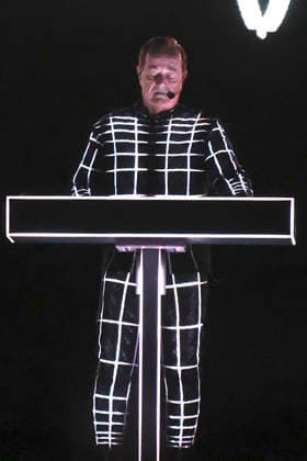 Ralf Hütter from Kraftwerk live at a concert of their multimedia tour in the Mitsubishi Electric Halle Duesseldorf, 14 12 2025 Foto:xxF.xZeisingx xFuturexImagex kraftwerk_5218