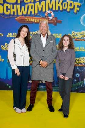 ABBberlin Cosima Behrens, Joe Groebel and Alice Daehm as guests on the yellow carpet at the German premiere of SPONGEBOB SCHWAMMKOPF PIRATEN AHOI at the cinema in the Kulturbrauerei on 14 12 2025 Berlin Germany