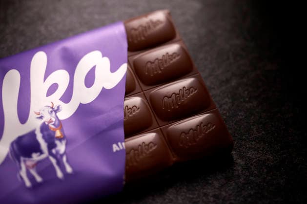 A 90g bar of Milka Schokolade Alpenmilch brand chocolate from US food company Mondelez International lies on a table Heat, heavy rain and diseased plants in West Africa are making cocoa scarce and driving up chocolate prices at Christmas time Featured Image, Symbolic Image Cologne, 14 12 2025 NRW Germany Copyright: xChristophxHardtx