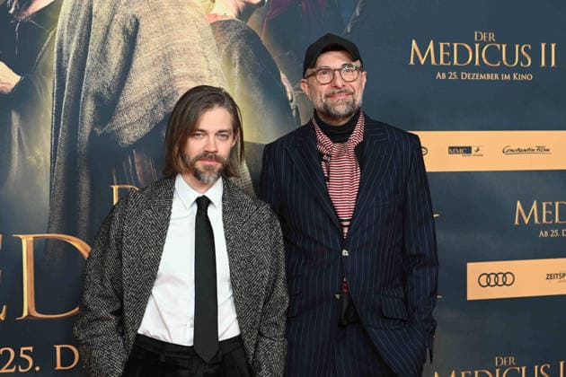 f l Tom PAYNE, actor, Philipp STOELZL, Stölzl, director, portrait, portrait, portrait, cropped single image, single motif, red carpet, red carpet show, arrival, arrival, film premiere DER MEDICUS 2 on 15 12 2025 at the Cinedom cinema in Cologne,