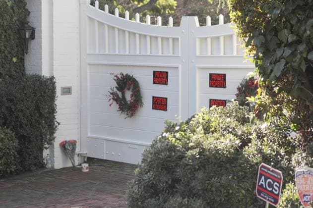 Hollywood filmmaker Rob Reiner, wife Michele found dead at Los Angeles home LOS ANGELES, CALIFORNIA - DECEMBER 15: A view of the entrance of the crime scene where Hollywood director Rob Reiner and his wife were found dead inside a Brentwood home on Sunday, in Los Angeles, California on December 15, 2025. Grace Hie Yoon Anadolu California United States. Editorial use only. Please get in touch for any other usage.  Copyright: x2025xAnadoluxGracexHiexYoonx