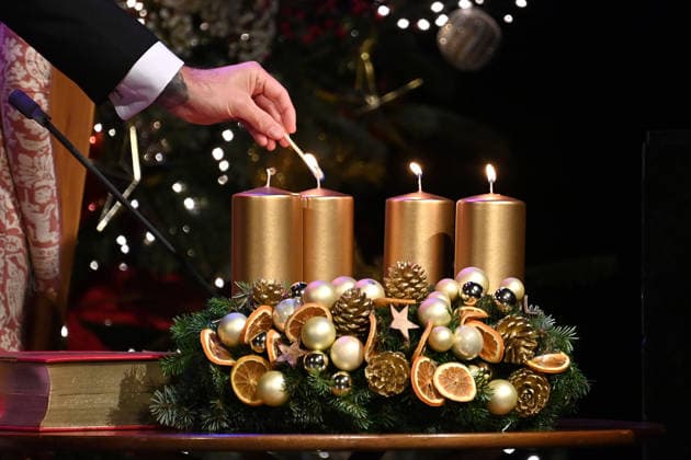 Edge motif, lighting the candles of an Advent wreath, match, candle wreath Advent concert of the Bavarian Prime Minister on 15 12 2025 in the Cuvillies Theater in the Residence in Munich