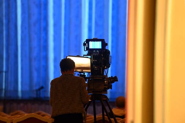 marginal motif cameraman, television recording, television grounding camera, Advent concert of the Bavarian State Premier on 15 12 2025 in the Cuvillies Theater in the Residence in Munich