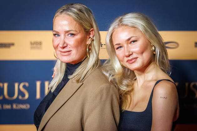 15 12 2025 Cologne World premiere of the historical film DER MEDICUS 2 at Cinedom Cologne Red Carpet Here Janine Kunze with daughter Lili Budach Cologne Cinedom North Rhine-Westphalia Germany