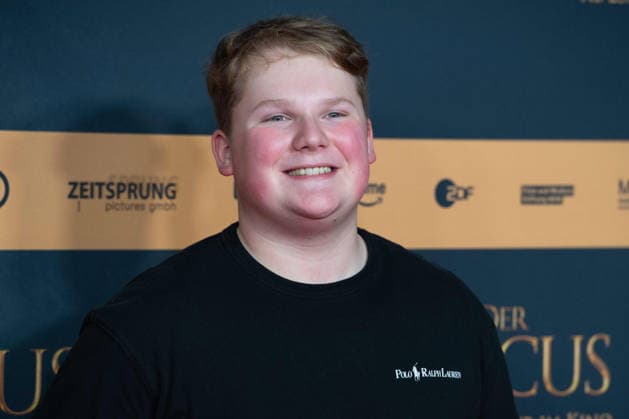 Julius WECKAUF, actor, portrait, portrait, portrait, cropped single image, single motif, red carpet, red carpet show, arrival, film premiere DER MEDICUS 2 on 15 12 2025 at the Cinedom cinema in Cologne,