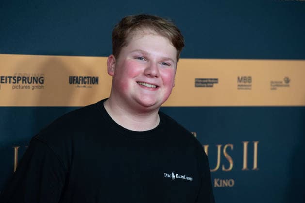 Julius WECKAUF, actor, portrait, portrait, portrait, cropped single image, single motif, red carpet, red carpet show, arrival, film premiere DER MEDICUS 2 on 15 12 2025 at the Cinedom cinema in Cologne,