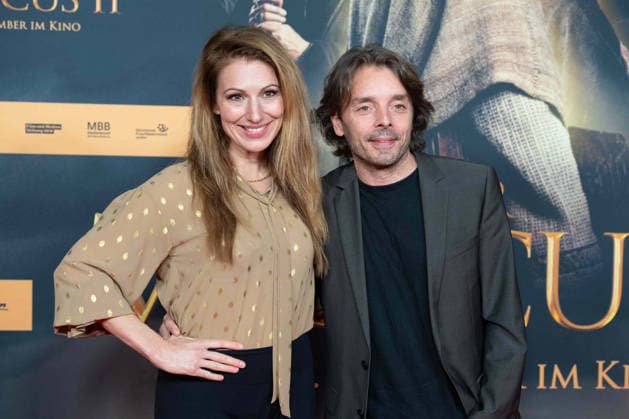 Mara BERGMANN, presenter, with husband Alexander HOFFMANN, red carpet, red carpet show, arrival, film premiere DER MEDICUS 2 on 15 12 2025 at the Cinedom cinema in Cologne,
