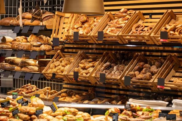 Bakery with a large selection of bread, rolls and snacks Co Bäckerei mit großer Auswahl an Brot, Brötchen uns Snacks