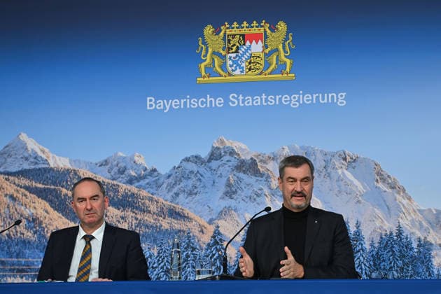 from left Hubert AIWANGER Free Voters, Bavarian Minister of Economic Affairs, Markus SOEDER State Premier of Bavaria and CSU Chairman, in front of a wintry Alpine backdrop, press conference of the Bavarian State Government after the cabinet meeting on 16 12 2025 in the Prinz Carl Palais in Munich