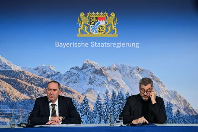 From left Hubert AIWANGER Free Voters, Bavarian Minister of Economic Affairs, Markus SOEDER State Premier of Bavaria and CSU Chairman in front of a wintry Alpine backdrop, press conference of the Bavarian State Government after the cabinet meeting on 16 12 2025 in the Prinz Carl Palais in Munich