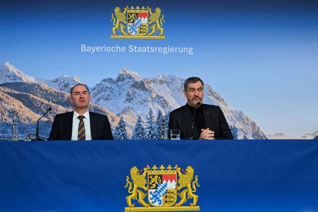 From left Hubert AIWANGER Free Voters, Bavarian Minister of Economic Affairs, Markus SOEDER State Premier of Bavaria and CSU Chairman in front of a wintry Alpine backdrop, press conference of the Bavarian State Government after the cabinet meeting on 16 12 2025 in the Prinz Carl Palais in Munich