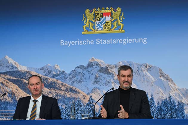 from left Hubert AIWANGER Free Voters, Bavarian Minister of Economic Affairs, Markus SOEDER State Premier of Bavaria and CSU Chairman, in front of a wintery Alpine backdrop, press conference of the Bavarian State Government after the cabinet meeting on 16 12 2025 in the Prinz Carl Palais in Munich