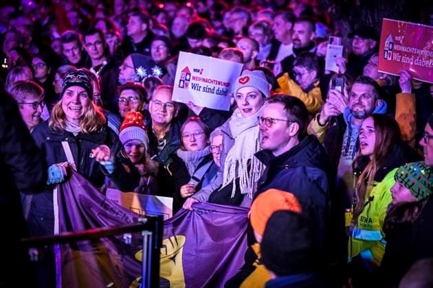 Weihnachtswunder1612: Das Weihnachtswunder am Tag 4 auf dem Burgplatz. Die vier Moderatoren Sabine Heinrich, Steffi Neu, Jan Malte Andresen und Thomas Bug moderieren das Weihnachtswunder für den WDR. Immer steht mindestens einer von ihnen am Mikrofon und nimmt Musikwünsche gegen eine Spende entgegen. Das Weihnachtswunder wird vom Burgplatz in der Essener Innenstadt übertragen. ** NUR FÜR REDAKTIONELLE ZWECKE ** EDITORIAL USE ONLY **<p>Publikum und Spender auf dem Burgplatz am Dienstag, dem 16. Dezember 2025. Das Weihnachtswunder am Dienstagauf dem Burgplatz am Tag 3. Die vier Moderatoren Sabine Heinrich, Steffi Neu, Jan Malte Andresen und Thomas Bug moderieren das Weihnachtswunder für den WDR. Immer steht mindestens einer von ihnen a Copyright: KerstinxKokoska doc83py55i7wqfv9939tsw ,EDITORIAL USE ONLY