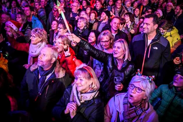 Weihnachtswunder1612: Das Weihnachtswunder am Tag 4 auf dem Burgplatz. Die vier Moderatoren Sabine Heinrich, Steffi Neu, Jan Malte Andresen und Thomas Bug moderieren das Weihnachtswunder für den WDR. Immer steht mindestens einer von ihnen am Mikrofon und nimmt Musikwünsche gegen eine Spende entgegen. Das Weihnachtswunder wird vom Burgplatz in der Essener Innenstadt übertragen. ** NUR FÜR REDAKTIONELLE ZWECKE ** EDITORIAL USE ONLY **<p>Publikum auf dem Burgplatz am Dienstag, dem 16. Dezember 2025. Das Weihnachtswunder am Dienstagauf dem Burgplatz am Tag 3. Die vier Moderatoren Sabine Heinrich, Steffi Neu, Jan Malte Andresen und Thomas Bug moderieren das Weihnachtswunder für den WDR. Immer steht mindestens einer von ihnen am Mikrofon u Copyright: KerstinxKokoska doc83py5u490vt120slvtsw ,EDITORIAL USE ONLY