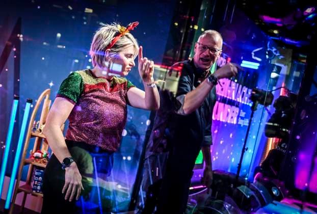 Weihnachtswunder1612: Das Weihnachtswunder am Tag 4 auf dem Burgplatz. Die vier Moderatoren Sabine Heinrich, Steffi Neu, Jan Malte Andresen und Thomas Bug moderieren das Weihnachtswunder für den WDR. Immer steht mindestens einer von ihnen am Mikrofon und nimmt Musikwünsche gegen eine Spende entgegen. Das Weihnachtswunder wird vom Burgplatz in der Essener Innenstadt übertragen. ** NUR FÜR REDAKTIONELLE ZWECKE ** EDITORIAL USE ONLY **<p>Tanzen: Sabine Heinrich und Thomas Bug am Dienstag, dem 16. Dezember 2025. Das Weihnachtswunder am Dienstagauf dem Burgplatz am Tag 3. Die vier Moderatoren Sabine Heinrich, Steffi Neu, Jan Malte Andresen und Thomas Bug moderieren das Weihnachtswunder für den WDR. Immer steht mindestens einer von ihnen a Copyright: KerstinxKokoska doc83py5thr39xh31eqtsw ,EDITORIAL USE ONLY