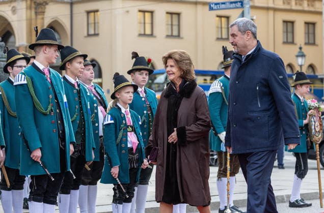 Picture from left Her Majesty Queen Silvia of Sweden is welcomed on the red carpet by Bavarian State Premier Dr. Markus Soeder Munich, Munich Residence, 17 12 2025, State Premier Dr. Markus Soeder greets Her Majesty Queen Silvia of Sweden, Award of the Bavarian State Medal for Social Merit Copyright: HMBxMedia xJulienxBecker