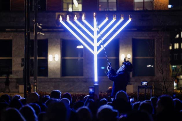 Chabad Libovitch arranges Hanukkah candle lighting Oslo 20251217 Hanukkah candle lighting arranged by the Jewish organization Chabad Libovitch at Radhusplassen on Wednesday evening Photo Jonas Been Henriksen NTB Oslo Norway bqTnhnDO5XM EDITORIAL USE ONLY Ref bqTnhnDO5XM jpg  Copyright: xJonasxBeenxHenriksenx xNTBx
