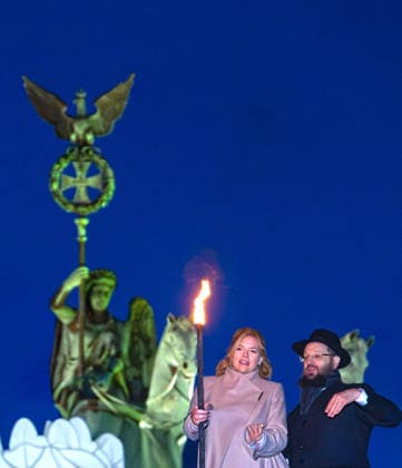 Lighting of lights and torch Klöckner 17 12 2025, Germany, Berlin, Brandenburg Gate, Jewish Hanukkah Festival Lighting of lights with a torch, Bundestag President Julia Klöckner and Berlin Reg Mayor Kai Wegner, as well as the Rabi of Berlin Yehuda Teichtal, Â Berlin Berlin Germany
