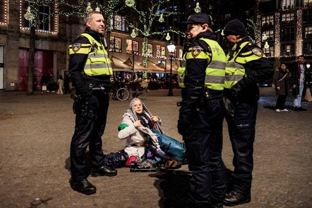 AMSTERDAM - A pro-Palestine demonstrator during an Israel demonstration on Dam Square. ANP RAMON VAN FLYMEN netherlands out - belgium out  Copyright: xx x545157097x originalFilename: 545157097