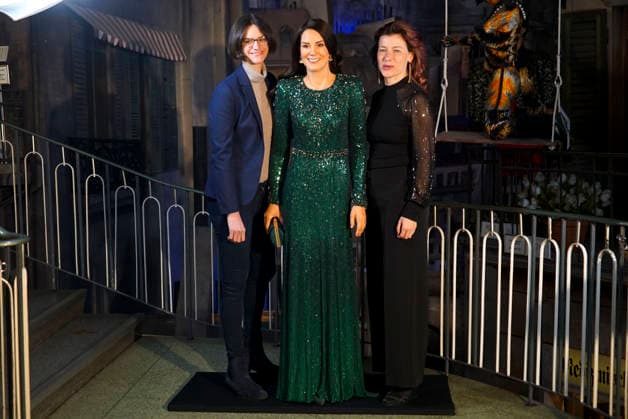 cntv HRH Catherine, Princess of Wales, GCVO, CH, Catherine Princess of Wales is a new figure in the Hamburg Wax Museum, the Panoptikum on the Reeperbahn in St Pauli The wax replica of Catherine, Princess of Wales, in the middle next to Susanne Faerber Panoptikum director and Lisa Buescher figure maker of the Panoptikum on 18 12 2025 in