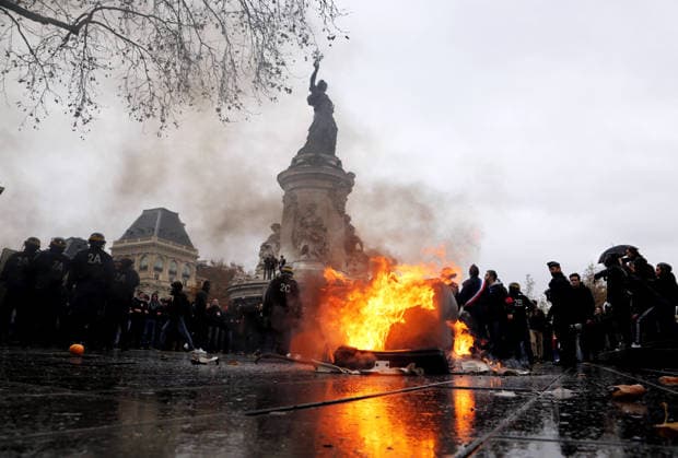 Student protest in Paris PARIS, FRANCE - DECEMBER 07: French students burn a trashcan on Place de la Republique as demonstrate against the increase of the subscription fees for foreigners students in Paris, France on December 07, 2018. Ile-de-France France. Editorial use only. Please get in touch for any other usage. Copyright: x2025xAnadoluxMustafaxYalcınx