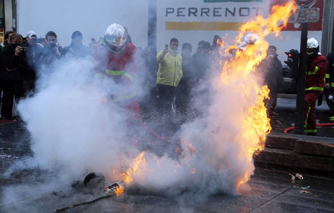 Student protest in Paris PARIS, FRANCE - DECEMBER 07: French students burn a trashcan on Place de la Republique as demonstrate against the increase of the subscription fees for foreigners students in Paris, France on December 07, 2018. Ile-de-France France. Editorial use only. Please get in touch for any other usage. Copyright: x2025xAnadoluxMustafaxYalcınx