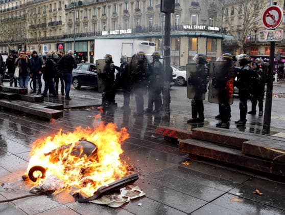Student protest in Paris PARIS, FRANCE - DECEMBER 07: French students burn a trashcan on Place de la Republique as demonstrate against the increase of the subscription fees for foreigners students in Paris, France on December 07, 2018. Ile-de-France France. Editorial use only. Please get in touch for any other usage. Copyright: x2025xAnadoluxMustafaxYalcınx