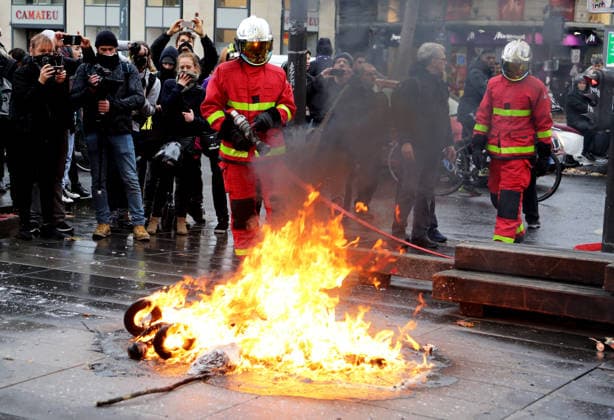 Student protest in Paris PARIS, FRANCE - DECEMBER 07: French students burn a trashcan on Place de la Republique as demonstrate against the increase of the subscription fees for foreigners students in Paris, France on December 07, 2018. Ile-de-France France. Editorial use only. Please get in touch for any other usage. Copyright: x2025xAnadoluxMustafaxYalcınx