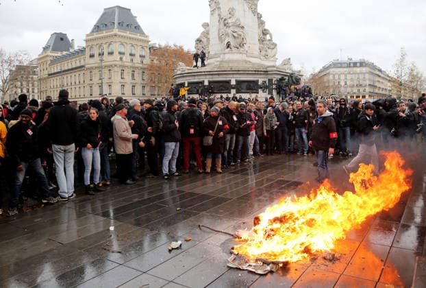 Student protest in Paris PARIS, FRANCE - DECEMBER 07: French students burn a trashcan on Place de la Republique as demonstrate against the increase of the subscription fees for foreigners students in Paris, France on December 07, 2018. Ile-de-France France. Editorial use only. Please get in touch for any other usage. Copyright: x2025xAnadoluxMustafaxYalcınx