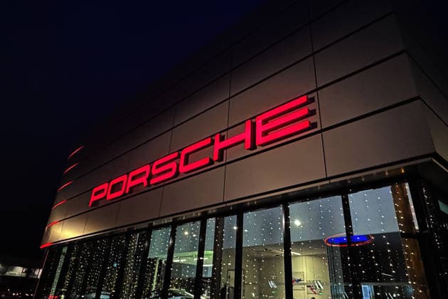 19 12 2025 xsvx, Economy, Porsche Center, emwirt v l Porsche Center Karlsruhe in Ettlingen Porscheplatz 9 11 911 illuminated in the dark Light Ettlingen