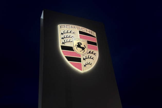 19 12 2025 xsvx, Economy, Porsche Center, emwirt v l Porsche Center Karlsruhe in Ettlingen Porscheplatz 9 11 911 illuminated in the dark Light Ettlingen