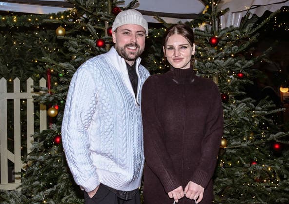 19 12 2025, xlakx, Entertainment, Roncalli Weihnachtscircus v l Felix von Jascheroff with partner Alexandra Sophie Winterberg as guests at the anniversary performance at the premiere of the 21 Original Roncalli Weihnachtscircus at the Tempodrom Berlin Berlin Daniel Lakomski