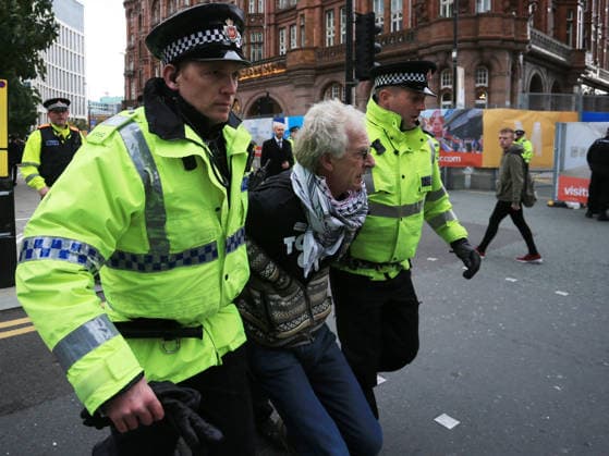 British Conservative Party Annual Conference 2017 MANCHESTER, UNITED KINGDOM - OCTOBER 04: A protester is arrested outside as British Prime Minister and leader of the Conservative Party Theresa May MP speaks during her keynote speech on the final day of the annual Conservative Party Conference in Manchester, north west England on October 04, 2017. Manchester Ingiltere. Editorial use only. Please get in touch for any other usage.  Copyright: x2025xAnadoluxLindseyxParnabyx