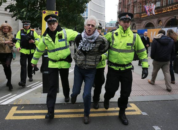 British Conservative Party Annual Conference 2017 MANCHESTER, UNITED KINGDOM - OCTOBER 04: A protester is arrested outside as British Prime Minister and leader of the Conservative Party Theresa May MP speaks during her keynote speech on the final day of the annual Conservative Party Conference in Manchester, north west England on October 04, 2017. Manchester Ingiltere. Editorial use only. Please get in touch for any other usage.  Copyright: x2025xAnadoluxLindseyxParnabyx