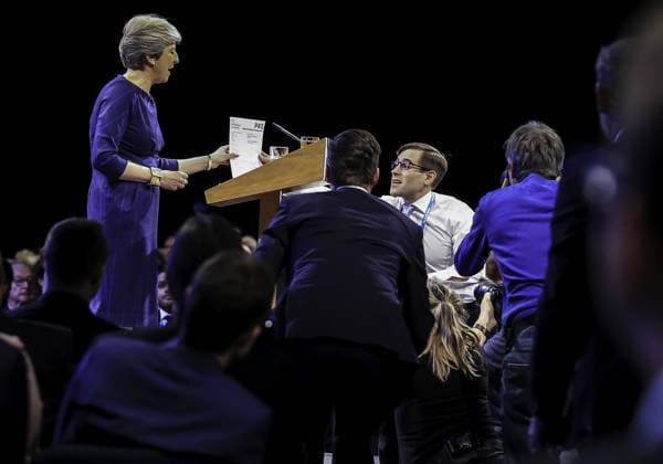 British Conservative Party Annual Conference 2017 MANCHESTER, UNITED KINGDOM - OCTOBER 04: A man invades the stage to give British Prime Minister and leader of the Conservative Party Theresa May MP a P45 as she speaks during her keynote speech on the final day of the annual Conservative Party Conference in Manchester, north west England on October 04, 2017. Manchester Ingiltere. Editorial use only. Please get in touch for any other usage.  Copyright: x2025xAnadoluxLindseyxParnabyx