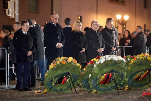 Friedrich Merz, Simone Borris and Reiner Haseloff at a wreath-laying ceremony in memory of the victims one year after the attack on the Christmas market in front of St. Johns Church Magdeburg, 20 12 2025 Foto:xAgenturxWehnertx xGränzdörferx xFuturexImagex kranzniederlegung_5206