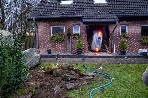 Car crashes into house in Geldern FOR EDITORIAL PURPOSES ONLY EDITORIAL USE ONLY p A car stands on its side in a hallway in Geldern on 20 12 2025 Before that, a 7-ton boulder was pushed aside Photo Arnulf Stoffel Funke Foto Services p Colorful Germany NRW Geldern Copyright ArnulfxStoffel Copyright: ArnulfxStoffel doc83sacrghjaw1szmsu3a ,EDITORIAL USE ONLY Copyright: ArnulfxStoffel