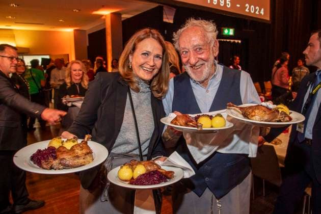 abb Christiane Zander and Dieter Hallervorden the couple as celebrity waiters serving plates with Gaensekeuele red cabbage and dumplings at the 31 Frank Zander Christmas Party Christmas Dinner for Homeless and Needy People 2025 at Estrel Convention Center on December 22, 2025 in Berlin Berlin Germany
