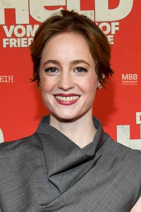 ABBberlin Leonie Benesch actress on the red carpet at the world premiere of the movie DER HELD VOM BAHNHOF FRIEDRICHSTRASSE at Delphi Filmpalast Berlin on 02 12 2025 Berlin Germany