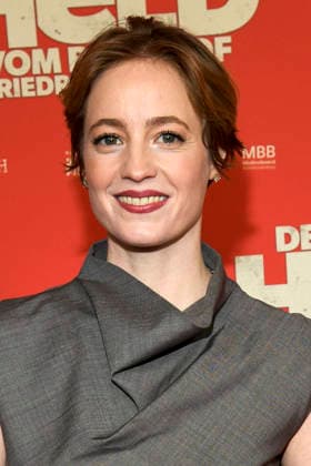 ABBberlin Leonie Benesch actress on the red carpet at the world premiere of the movie DER HELD VOM BAHNHOF FRIEDRICHSTRASSE at Delphi Filmpalast Berlin on 02 12 2025 Berlin Germany