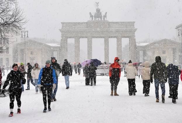 03 01 2026, Berlin Germany Snow flurries around the Brandenburg Gate